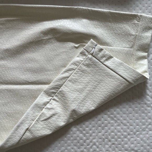 White mini skirt with reptile print from Shein - Picture 4 of 4